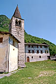 Val Bregaglia - Campaile dela chiesa di Savogno e la casa parrocchiale. 